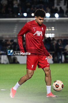 2024-04-18 - Luis Diaz of Liverpool FC warms up prior to the UEFA Europa League quarter finals first leg match between Atalanta BC and Liverpool FC on Avril 18, 2024 at Gewiss stadium in Bergamo, Italy. Credit: Tiziano Ballabio - ATALANTA BC VS LIVERPOOL FC - UEFA EUROPA LEAGUE - SOCCER