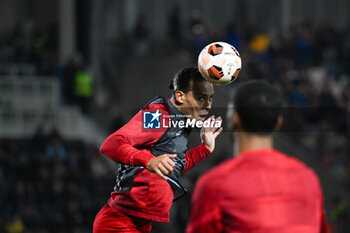 2024-04-18 - Virgil van Dijk of Liverpool FC warms up prior to the UEFA Europa League quarter finals first leg match between Atalanta BC and Liverpool FC on Avril 18, 2024 at Gewiss stadium in Bergamo, Italy. Credit: Tiziano Ballabio - ATALANTA BC VS LIVERPOOL FC - UEFA EUROPA LEAGUE - SOCCER