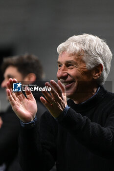 2024-04-18 - Coach Gian Piero Gasperini of Atalanta BC, greeting the supporters at the end of the match after the UEFA Europa League quarter finals second leg match between Atalanta BC and Liverpool FC on Avril 18, 2024 at Gewiss stadium in Bergamo, Italy. Credit: Tiziano Ballabio - ATALANTA BC VS LIVERPOOL FC - UEFA EUROPA LEAGUE - SOCCER