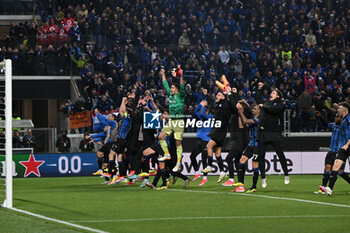 2024-04-18 - Team of Atalanta BC, greeting the supporters at the end of the match after the UEFA Europa League quarter finals second leg match between Atalanta BC and Liverpool FC on Avril 18, 2024 at Gewiss stadium in Bergamo, Italy. Credit: Tiziano Ballabio - ATALANTA BC VS LIVERPOOL FC - UEFA EUROPA LEAGUE - SOCCER