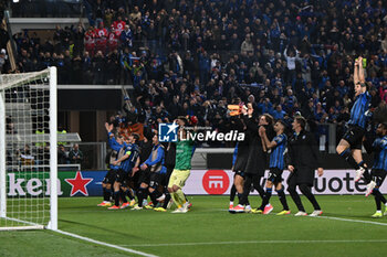 2024-04-18 - Team of Atalanta BC, greeting the supporters at the end of the match after the UEFA Europa League quarter finals second leg match between Atalanta BC and Liverpool FC on Avril 18, 2024 at Gewiss stadium in Bergamo, Italy. Credit: Tiziano Ballabio - ATALANTA BC VS LIVERPOOL FC - UEFA EUROPA LEAGUE - SOCCER