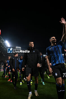2024-04-18 - Gianluca Scamacca of Atalanta BC, greeting the supporters at the end of the match after the UEFA Europa League quarter finals second leg match between Atalanta BC and Liverpool FC on Avril 18, 2024 at Gewiss stadium in Bergamo, Italy. Credit: Tiziano Ballabio - ATALANTA BC VS LIVERPOOL FC - UEFA EUROPA LEAGUE - SOCCER