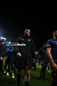 2024-04-18 - Gianluca Scamacca of Atalanta BC, greeting the supporters at the end of the match after the UEFA Europa League quarter finals second leg match between Atalanta BC and Liverpool FC on Avril 18, 2024 at Gewiss stadium in Bergamo, Italy. Credit: Tiziano Ballabio - ATALANTA BC VS LIVERPOOL FC - UEFA EUROPA LEAGUE - SOCCER
