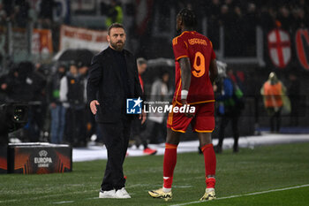 2024-04-18 - Daniele De Rossi and Tammy Abraham of A.S. Roma during the UEFA Europa League Quarter-final second Leg match, between A.S. Roma vs A.C. Milan at the Olympic Stadium on April 18, 2024 in Rome, Italy. - AS ROMA VS AC MILAN - UEFA EUROPA LEAGUE - SOCCER