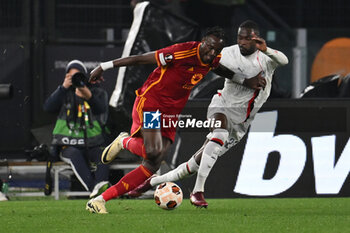 2024-04-18 - Tammy Abraham of A.S. Roma and Fikayo Tomori of A.C. Milan during the UEFA Europa League Quarter-final second Leg match, between A.S. Roma vs A.C. Milan at the Olympic Stadium on April 18, 2024 in Rome, Italy. - AS ROMA VS AC MILAN - UEFA EUROPA LEAGUE - SOCCER