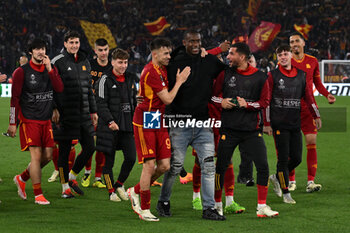 2024-04-18 - A.S. Roma greets the fans during the UEFA Europa League Quarter-final second Leg match, between A.S. Roma vs A.C. Milan at the Olympic Stadium on April 18, 2024 in Rome, Italy. - AS ROMA VS AC MILAN - UEFA EUROPA LEAGUE - SOCCER