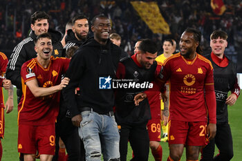 2024-04-18 - A.S. Roma greets the fans during the UEFA Europa League Quarter-final second Leg match, between A.S. Roma vs A.C. Milan at the Olympic Stadium on April 18, 2024 in Rome, Italy. - AS ROMA VS AC MILAN - UEFA EUROPA LEAGUE - SOCCER