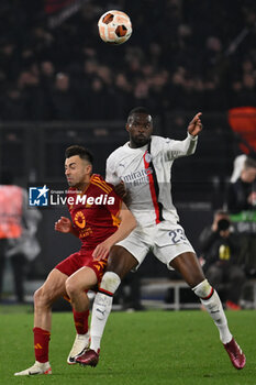 2024-04-18 - Stephan El Shaarawy of A.S. Roma and Fikayo Tomori of A.C. Milan during the UEFA Europa League Quarter-final second Leg match, between A.S. Roma vs A.C. Milan at the Olympic Stadium on April 18, 2024 in Rome, Italy. - AS ROMA VS AC MILAN - UEFA EUROPA LEAGUE - SOCCER