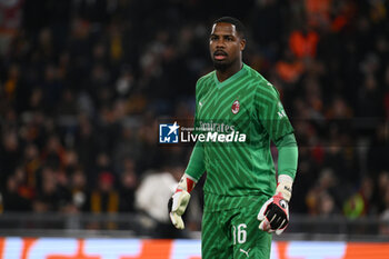2024-04-18 - Mike Maignan of A.C. Milan during the UEFA Europa League Quarter-final second Leg match, between A.S. Roma vs A.C. Milan at the Olympic Stadium on April 18, 2024 in Rome, Italy. - AS ROMA VS AC MILAN - UEFA EUROPA LEAGUE - SOCCER