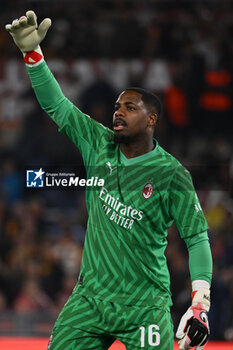 2024-04-18 - Mike Maignan of A.C. Milan during the UEFA Europa League Quarter-final second Leg match, between A.S. Roma vs A.C. Milan at the Olympic Stadium on April 18, 2024 in Rome, Italy. - AS ROMA VS AC MILAN - UEFA EUROPA LEAGUE - SOCCER
