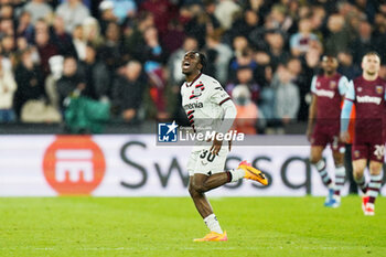 2024-04-18 - Jeremie Frimpong of Bayer Leverkusen celebrating his goal to make it 1-1 during the UEFA Europa League, Quater-Finals, 2nd Leg football match between West Ham United FC and Bayer 04 Leverkusen on 18 April 2024 at London Stadium in London, England - FOOTBALL - EUROPA LEAGUE - WEST HAM V BAYER LEVERKUSEN - UEFA EUROPA LEAGUE - SOCCER