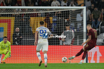 2024-10-24 - Roma’s Artem Dovbyk goal 1-0 during the UEFA Europa League 2024-2025  football match between AS Roma and FC Dynamo Kyiv at the Olympic Stadium in Rome on October 24, 2024. - AS ROMA VS FC DYNAMO KYIV - UEFA EUROPA LEAGUE - SOCCER