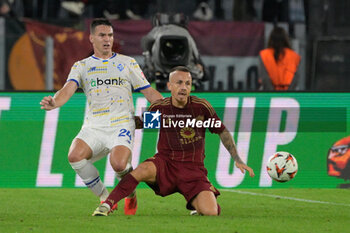 2024-10-24 - Roma’s Angelino and Dynamo Kyiv's Oleksandr Tymchyk during the UEFA Europa League 2024-2025  football match between AS Roma and FC Dynamo Kyiv at the Olympic Stadium in Rome on October 24, 2024. - AS ROMA VS FC DYNAMO KYIV - UEFA EUROPA LEAGUE - SOCCER