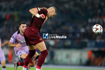 2024-09-26 - Rome, Italy 26.9.2024: Artem Dovbyk of Roma score the goal and celebrate with the team during the UEFA Europa League 2024-2025 day 1, football match between AS Roma vs Athletic Club Bilbao at Olympic Stadium in Rome. - AS ROMA VS ATHLETIC BILBAO - UEFA EUROPA LEAGUE - SOCCER