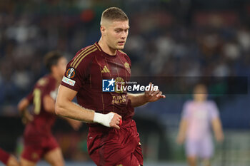 2024-09-26 - Rome, Italy 26.9.2024: Artem Dovbyk of Roma score the goal and celebrate with the team during the UEFA Europa League 2024-2025 day 1, football match between AS Roma vs Athletic Club Bilbao at Olympic Stadium in Rome. - AS ROMA VS ATHLETIC BILBAO - UEFA EUROPA LEAGUE - SOCCER