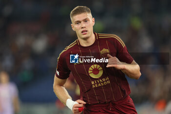 2024-09-26 - Rome, Italy 26.9.2024: Artem Dovbyk of Roma score the goal and celebrate with the team during the UEFA Europa League 2024-2025 day 1, football match between AS Roma vs Athletic Club Bilbao at Olympic Stadium in Rome. - AS ROMA VS ATHLETIC BILBAO - UEFA EUROPA LEAGUE - SOCCER