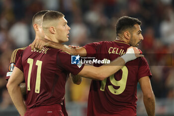 2024-09-26 - Rome, Italy 26.9.2024: Artem Dovbyk of Roma score the goal and celebrate with the team during the UEFA Europa League 2024-2025 day 1, football match between AS Roma vs Athletic Club Bilbao at Olympic Stadium in Rome. - AS ROMA VS ATHLETIC BILBAO - UEFA EUROPA LEAGUE - SOCCER