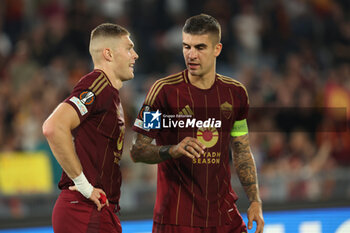 2024-09-26 - Rome, Italy 26.9.2024: Artem Dovbyk of Roma score the goal and celebrate with the team during the UEFA Europa League 2024-2025 day 1, football match between AS Roma vs Athletic Club Bilbao at Olympic Stadium in Rome. - AS ROMA VS ATHLETIC BILBAO - UEFA EUROPA LEAGUE - SOCCER