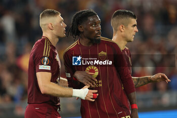 2024-09-26 - Rome, Italy 26.9.2024: Artem Dovbyk of Roma score the goal and celebrate with the team during the UEFA Europa League 2024-2025 day 1, football match between AS Roma vs Athletic Club Bilbao at Olympic Stadium in Rome. - AS ROMA VS ATHLETIC BILBAO - UEFA EUROPA LEAGUE - SOCCER