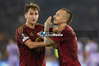 2024-09-26 - Rome, Italy 26.9.2024: Tommaso Baldanzi of Roma, Angelino of Roma score the goal and celebrate with the team during the UEFA Europa League 2024-2025 day 1, football match between AS Roma vs Athletic Club Bilbao at Olympic Stadium in Rome. - AS ROMA VS ATHLETIC BILBAO - UEFA EUROPA LEAGUE - SOCCER