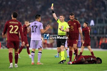 2024-09-26 - Rome, Italy 26.9.2024: Referee Kabakov extract yellow card for Yuri of Athletic Bilbao during the UEFA Europa League 2024-2025 day 1, football match between AS Roma vs Athletic Club Bilbao at Olympic Stadium in Rome. - AS ROMA VS ATHLETIC BILBAO - UEFA EUROPA LEAGUE - SOCCER