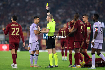 2024-09-26 - Rome, Italy 26.9.2024: Referee Kabakov extract yellow card for Yuri of Athletic Bilbao during the UEFA Europa League 2024-2025 day 1, football match between AS Roma vs Athletic Club Bilbao at Olympic Stadium in Rome. - AS ROMA VS ATHLETIC BILBAO - UEFA EUROPA LEAGUE - SOCCER