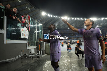 2024-09-26 - Rome, Italy 26.9.2024: De Marcos and Williams of Athletic Bilbao they scold the fans at the end of the match for throwing smoke bombs at the opposing fans in the UEFA Europa League 2024-2025 day 1, football match between AS Roma vs Athletic Club Bilbao at Olympic Stadium in Rome. - AS ROMA VS ATHLETIC BILBAO - UEFA EUROPA LEAGUE - SOCCER