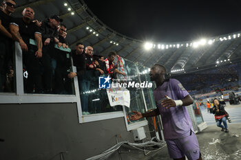 2024-09-26 - Rome, Italy 26.9.2024: De Marcos and Williams of Athletic Bilbao they scold the fans at the end of the match for throwing smoke bombs at the opposing fans in the UEFA Europa League 2024-2025 day 1, football match between AS Roma vs Athletic Club Bilbao at Olympic Stadium in Rome. - AS ROMA VS ATHLETIC BILBAO - UEFA EUROPA LEAGUE - SOCCER