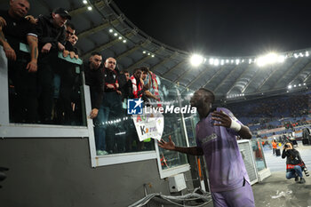 2024-09-26 - Rome, Italy 26.9.2024: De Marcos and Williams of Athletic Bilbao they scold the fans at the end of the match for throwing smoke bombs at the opposing fans in the UEFA Europa League 2024-2025 day 1, football match between AS Roma vs Athletic Club Bilbao at Olympic Stadium in Rome. - AS ROMA VS ATHLETIC BILBAO - UEFA EUROPA LEAGUE - SOCCER