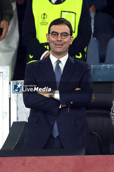 2024-09-26 - Rome, Italy 26.9.2024: New CEO AS Roma Lorenzo Vitali in the stands (behind Florent Ghisolfi) sings the Roma anthem before the UEFA Europa League 2024-2025 day 1, football match between AS Roma vs Athletic Club Bilbao at Olympic Stadium in Rome. - AS ROMA VS ATHLETIC BILBAO - UEFA EUROPA LEAGUE - SOCCER