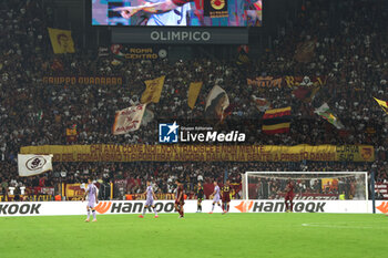 2024-09-26 - Rome, Italy 26.9.2024: As Roma supporters show banner for De Rossi during the UEFA Europa League 2024-2025 day 1, football match between AS Roma vs Athletic Club Bilbao at Olympic Stadium in Rome. - AS ROMA VS ATHLETIC BILBAO - UEFA EUROPA LEAGUE - SOCCER