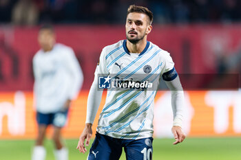 2024-10-03 - Dusan Tadic of Fenerbahce during the UEFA Europa League, League Phase, Matchday 2 football match between FC Twente and Fenerbahce SK on October 3, 2024 at Grolsch veste in Enschede, Netherlands - FOOTBALL - EUROPA LEAGUE - TWENTE V FENERBAHCE - UEFA EUROPA LEAGUE - SOCCER