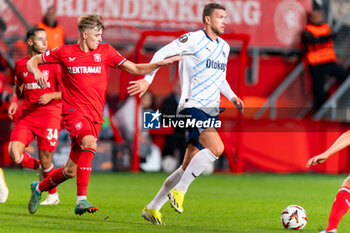 2024-10-03 - Max Bruns of FC Twente battles for the ball with Edin Dzeko of Fenerbahce during the UEFA Europa League, League Phase, Matchday 2 football match between FC Twente and Fenerbahce SK on October 3, 2024 at Grolsch veste in Enschede, Netherlands - FOOTBALL - EUROPA LEAGUE - TWENTE V FENERBAHCE - UEFA EUROPA LEAGUE - SOCCER