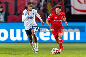 2024-10-03 - Jayden Oosterwolde of Fenerbahce SK battles for the ball with Mitchell van Bergen of FC Twente during the UEFA Europa League, League Phase, Matchday 2 football match between FC Twente and Fenerbahce SK on October 3, 2024 at Grolsch veste in Enschede, Netherlands - FOOTBALL - EUROPA LEAGUE - TWENTE V FENERBAHCE - UEFA EUROPA LEAGUE - SOCCER