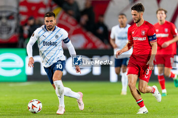 2024-10-03 - Dusan Tadic of Fenerbahce SK battles for the ball with Ricky van Wolfswinkel of FC Twente during the UEFA Europa League, League Phase, Matchday 2 football match between FC Twente and Fenerbahce SK on October 3, 2024 at Grolsch veste in Enschede, Netherlands - FOOTBALL - EUROPA LEAGUE - TWENTE V FENERBAHCE - UEFA EUROPA LEAGUE - SOCCER