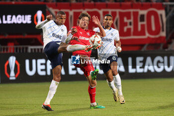 2024-10-03 - Rodrigo Becao of Fenerbahce SK and Sam Lammers of FC Twente during the UEFA Europa League, League Phase, Matchday 2 football match between FC Twente and Fenerbahce SK on October 3, 2024 at Grolsch veste in Enschede, Netherlands - FOOTBALL - EUROPA LEAGUE - TWENTE V FENERBAHCE - UEFA EUROPA LEAGUE - SOCCER