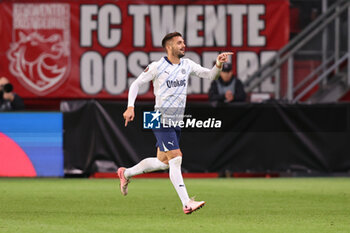 2024-10-03 - Dusan Tadic of Fenerbahce SK celebrates after scoring the goal during the UEFA Europa League, League Phase, Matchday 2 football match between FC Twente and Fenerbahce SK on October 3, 2024 at Grolsch veste in Enschede, Netherlands - FOOTBALL - EUROPA LEAGUE - TWENTE V FENERBAHCE - UEFA EUROPA LEAGUE - SOCCER