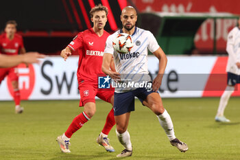 2024-10-03 - Sofyan Amrabat of Fenerbahce SK and Youri Regeer of FC Twente during the UEFA Europa League, League Phase, Matchday 2 football match between FC Twente and Fenerbahce SK on October 3, 2024 at Grolsch veste in Enschede, Netherlands - FOOTBALL - EUROPA LEAGUE - TWENTE V FENERBAHCE - UEFA EUROPA LEAGUE - SOCCER