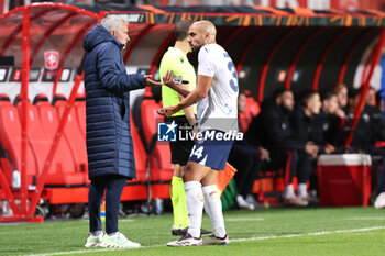 2024-10-03 - Coach Jose Mourinho of Fenerbahce SK talks to Sofyan Amrabat during the UEFA Europa League, League Phase, Matchday 2 football match between FC Twente and Fenerbahce SK on October 3, 2024 at Grolsch veste in Enschede, Netherlands - FOOTBALL - EUROPA LEAGUE - TWENTE V FENERBAHCE - UEFA EUROPA LEAGUE - SOCCER