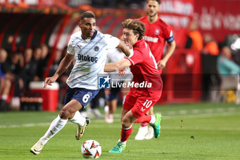 2024-10-03 - Alexander Djiku of Fenerbahce SK battles for the ball with Sam Lammers of FC Twente during the UEFA Europa League, League Phase, Matchday 2 football match between FC Twente and Fenerbahce SK on October 3, 2024 at Grolsch veste in Enschede, Netherlands - FOOTBALL - EUROPA LEAGUE - TWENTE V FENERBAHCE - UEFA EUROPA LEAGUE - SOCCER