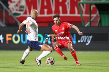 2024-10-03 - Mitchell van Bergen of FC Twente during the UEFA Europa League, League Phase, Matchday 2 football match between FC Twente and Fenerbahce SK on October 3, 2024 at Grolsch veste in Enschede, Netherlands - FOOTBALL - EUROPA LEAGUE - TWENTE V FENERBAHCE - UEFA EUROPA LEAGUE - SOCCER