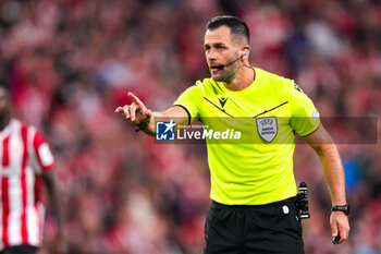 2024-10-03 - Referee Balazs Berke during the UEFA Europa League, League Phase, Matchday 2 football match between Athletic Club and AZ Alkmaar on October 3, 2024 at Estadio de San Mamés in Bilbao, Spain - FOOTBALL - EUROPA LEAGUE - ATHLETIC CLUB V AZ ALKMAAR - UEFA EUROPA LEAGUE - SOCCER