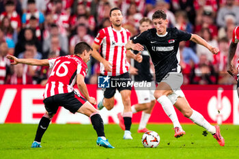 2024-10-03 - Inigo Ruiz De Galarreta of Athletic Club battles for possession with Ruben van Bommel of AZ Alkmaar during the UEFA Europa League, League Phase, Matchday 2 football match between Athletic Club and AZ Alkmaar on October 3, 2024 at Estadio de San Mamés in Bilbao, Spain - FOOTBALL - EUROPA LEAGUE - ATHLETIC CLUB V AZ ALKMAAR - UEFA EUROPA LEAGUE - SOCCER