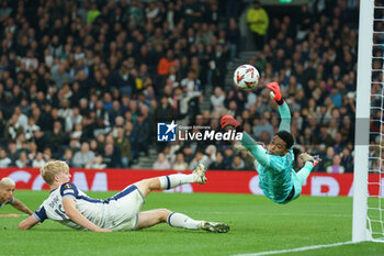 2024-10-24 - Rome-Jayden Owusu-Oduro of AZ Alkmaar making a save during the UEFA Europa League, League phase, Matchday 3 football match between Tottenham Hotspur and AZ Alkmaar on 24 October 2024 at the Tottenham Hotspur Stadium in London, England - FOOTBALL - EUROPA LEAGUE - TOTTENHAM V AZ ALKMAAR - UEFA EUROPA LEAGUE - SOCCER