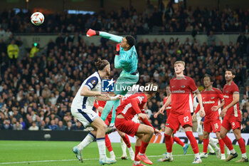 2024-10-24 - Rome-Jayden Owusu-Oduro of AZ Alkmaar punching the ball during the UEFA Europa League, League phase, Matchday 3 football match between Tottenham Hotspur and AZ Alkmaar on 24 October 2024 at the Tottenham Hotspur Stadium in London, England - FOOTBALL - EUROPA LEAGUE - TOTTENHAM V AZ ALKMAAR - UEFA EUROPA LEAGUE - SOCCER