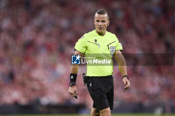 2024-10-24 - Referee Morten Krogh during the UEFA Europa League, League phase, Matchday 3 football match between Athletic Club and SK Slavia Praha on October 24, 2024 at San Mames in Bilbao, Spain - FOOTBALL - EUROPA LEAGUE - ATHLETIC CLUB V SLAVIA PRAHA - UEFA EUROPA LEAGUE - SOCCER