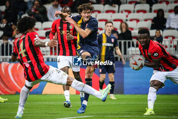 2024-11-07 - Sam LAMMERS of FC Twente scores his goal and Youssouf NDAYISHIMIYE of Nice during the UEFA Europa League, League Phase MD4 football match between OGC Nice and FC Twente on 7 November 2024 at Allianz Riviera in Nice, France - FOOTBALL - EUROPA LEAGUE - NICE V TWENTE - UEFA EUROPA LEAGUE - SOCCER