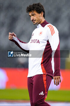 2024-11-07 - Mats Hummels of AS Roma warms up during the UEFA Europa League, League Phase, MD4 football match between Royale Union Saint-Gilloise and AS Roma on November 7, 2024 at King Baudouin Stadium in Brussels, Belgium - FOOTBALL - EUROPA LEAGUE - UNION SAINT GILLOISE V ROMA - UEFA EUROPA LEAGUE - SOCCER