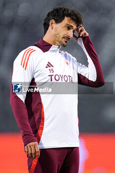 2024-11-07 - Mats Hummels of AS Roma warms up during the UEFA Europa League, League Phase, MD4 football match between Royale Union Saint-Gilloise and AS Roma on November 7, 2024 at King Baudouin Stadium in Brussels, Belgium - FOOTBALL - EUROPA LEAGUE - UNION SAINT GILLOISE V ROMA - UEFA EUROPA LEAGUE - SOCCER