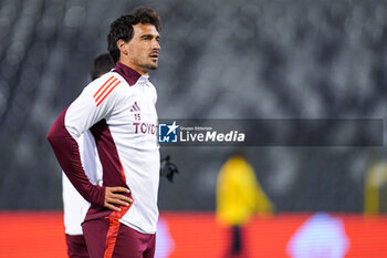 2024-11-07 - Mats Hummels of AS Roma warms up during the UEFA Europa League, League Phase, MD4 football match between Royale Union Saint-Gilloise and AS Roma on November 7, 2024 at King Baudouin Stadium in Brussels, Belgium - FOOTBALL - EUROPA LEAGUE - UNION SAINT GILLOISE V ROMA - UEFA EUROPA LEAGUE - SOCCER